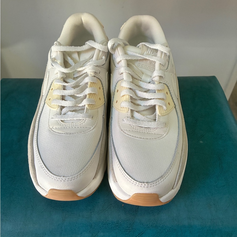 Nike Women's Sneakers in White and Cream